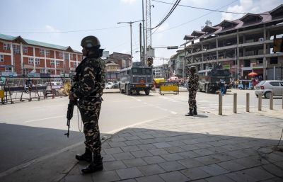 srinagar, patrulje, indijski vojak.jpg