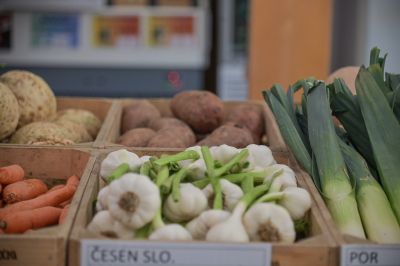 česen por korenje zelenjava