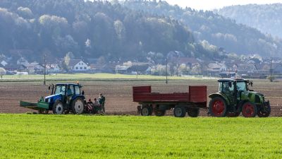 kmet traktor polje.jpg