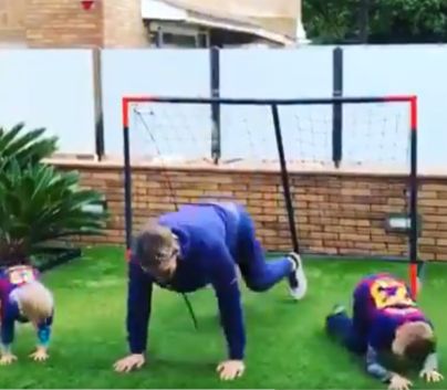 SIJAJNO! Takole v karanteni blizu Messijeve hiše trenirajo slovenski kapetan in njegova sinova! (VIDEO)