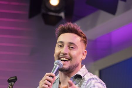 Rok Piletič tik pred operacijo napoveduje: pel bo za množico nosečnic!