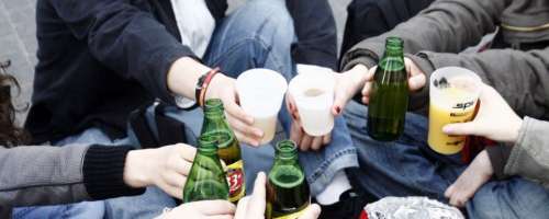 Raziskava: Tudi zmerno pitje lahko poveča tveganje za raka