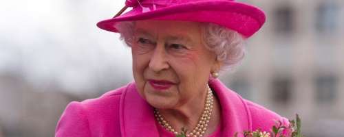 Kraljica  Elizabetha vozi brez izpita in potuje brez potnega lista