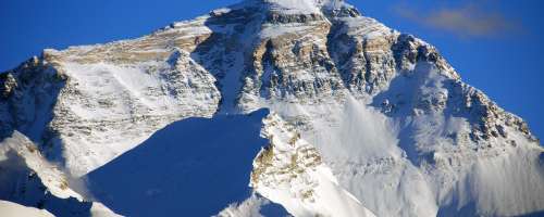 Prekinili iskanje pogrešanih vodnikov na Mount Everestu