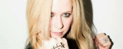 Avril Lavigne umrla pred 10 leti, zamenjala jo je dvojnica