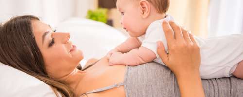 Viralen trik: Kako uspavati dojenčka v eni minuti?