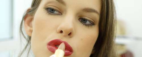 Si vedela, da se šminko nanaša tako?