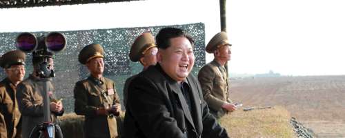 Ko ZN zagrozi, Severna Koreja izstreli