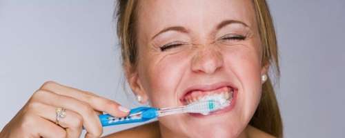 Kaj tvojim zobem res naredi ustna vodica?
