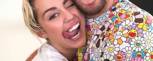 Kdo je Miley podpiral na zabavi ob izidu albuma?