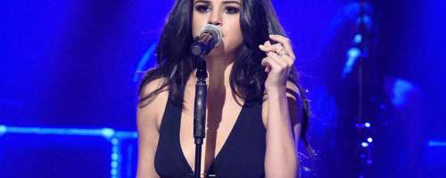 Selena se je zlomila na odru