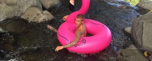 Foto: Justin se je na počitnicah razgalil do golega