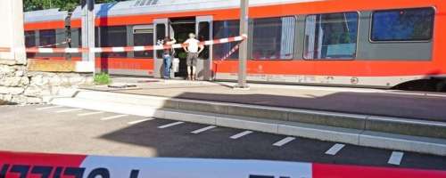 27-letni moški na vlaku z nožem napadel potnike