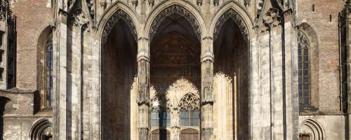 Najvišjo katedralo na svetu razjeda urin