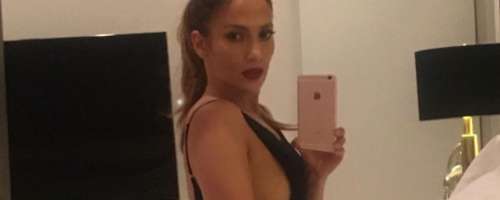 Jennifer Lopez dvignila majico in pokazala svoje prsi