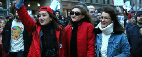 FOTO: Sestri Hadid skupaj na protestih