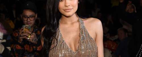 Kylie Jenner vabila poglede na modni reviji