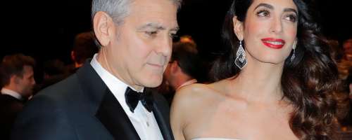 FOTO: Zaljubljena zakonca Clooney trebuščka ne skrivata več