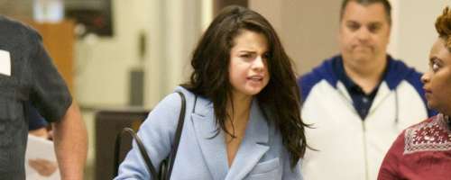 Selena se je izčrpana vrnila iz Evrope