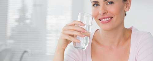 Kaj se zgodi, če na tešče pijete mlačno vodo?
