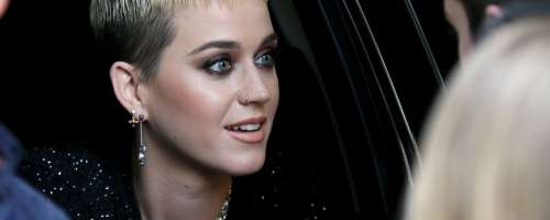 Katy Perry: Odvrgla oblačila in navdušila Japonce
