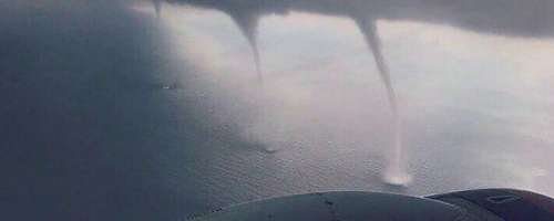 VIDEO in FOTO: Letalo pristajalo sredi tornadov