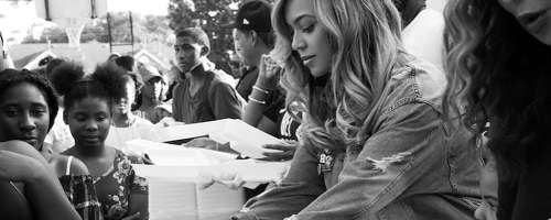 Beyonce deli hrano žrtvam orkana v Houstonu