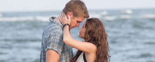 Liam Hemsworth se je vrnil na plažo, kjer je prvič poljubil Miley
