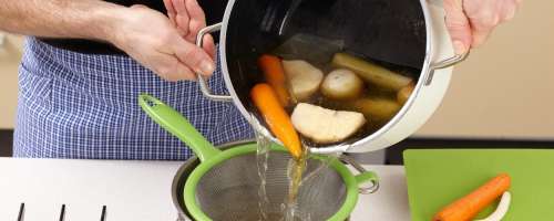 Trik: Kako iz vroče juhe odstraniti maščobo?