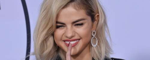 Ali Selena pozna svoje pesmi?