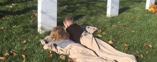 Ganljivo: Brata prvič obiskala očetov grob
