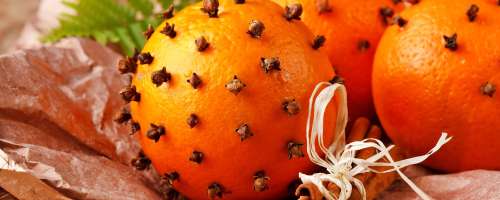 Odišavite december s pretaknjenimi pomarančami