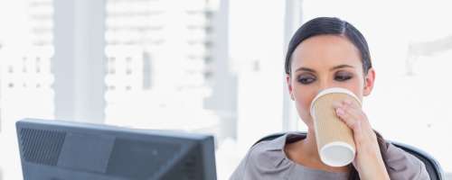 Sladki, kofeinski napitki so krivi za slab spanec pri mladih ženskah