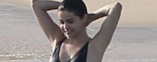 Selena blestela v kopalkah, pridružil se ji je tudi Justin
