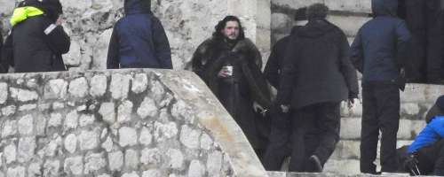 Na skrivaj ujet Jon Snow s kavo in cigareto