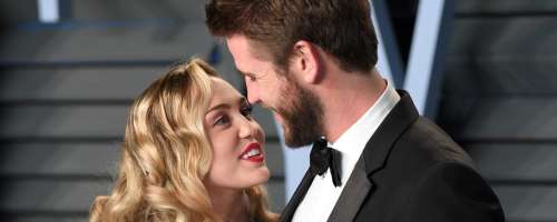 Zaljubljena Miley Cyrus in Liam Hemsworth