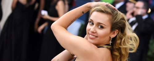 Miley Cyrus blestela v črni obleki