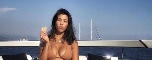 V najbolj seksi enodelnih kopalkah letos zapeljuje Koutney Kardashian