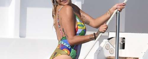 Rita Ora pokazala svoje telo v kopalkah