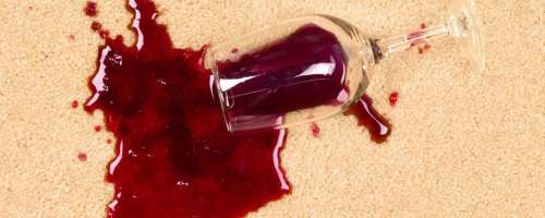 Kako na naraven način odstranimo rdeč vinski madež?