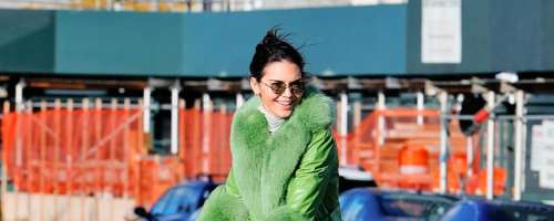 Kendall Jenner z zelenim plaščem s kolesom po New Yorku