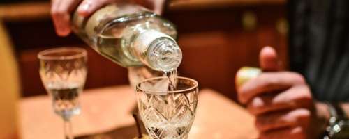 Koronavirus: Alkohol poveča tveganje za sindrom akutne dihalne stiske