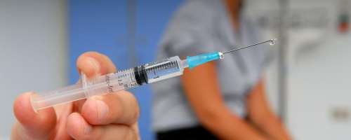 Cepljenje naj bi prenos koronavirusa zmanjšalo za do 50 odstotkov