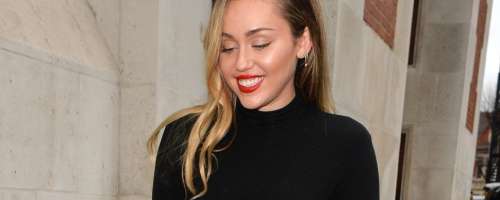 Miley z goloto išče pozornost