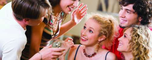 Pitje alkohola med mladostniki sicer upada, a je še vedno nad mednarodnim povprečjem