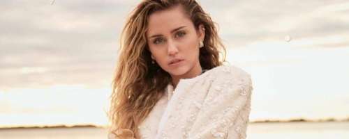 Miley Cyrus presenetila z razgaljenimi fotografijami