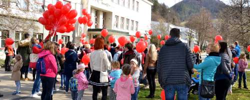 Mestne ulice so danes preplavili rdeči baloni