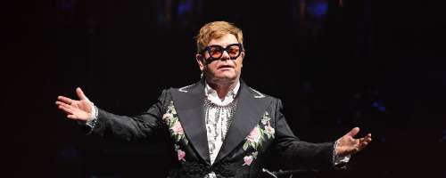 Elton John pristal na invalidskem vozičku