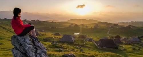 Odkrivamo najboljše foto kotičke Slovenije: Velika planina, prostrani pašniki, idilično pastirsko naselje in razgledi na Kamniško-Savinjske Alpe.
