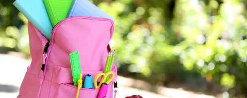 Kakšna naj bo šolska torba, da bo drža otrok pravilna?